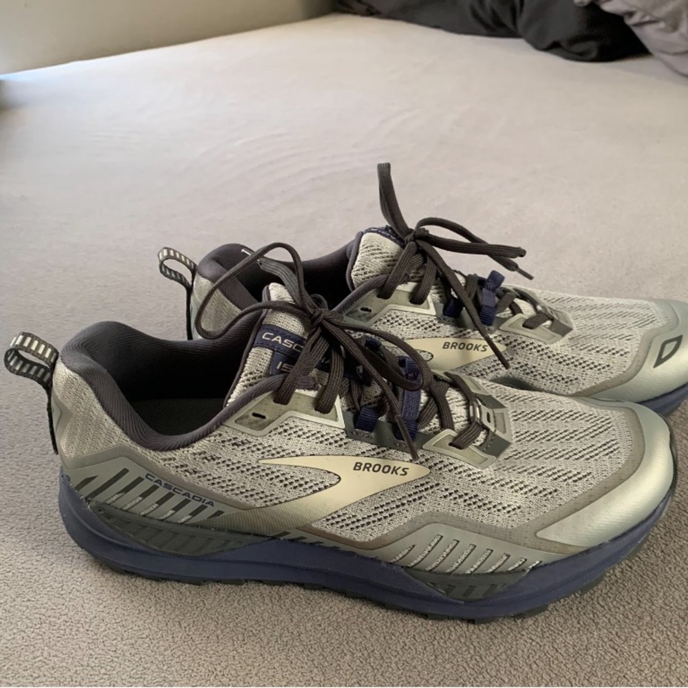 Brooks Cascadia 15 men's 9.5 trail running shows